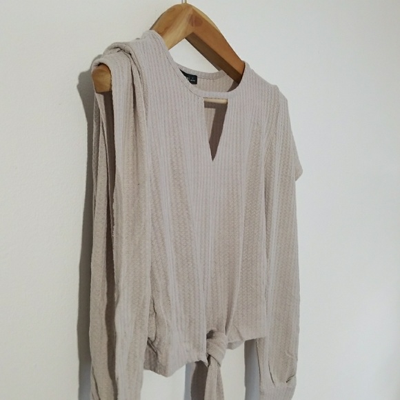 Cut Out Sleeve Crop Top - Picture 2 of 7